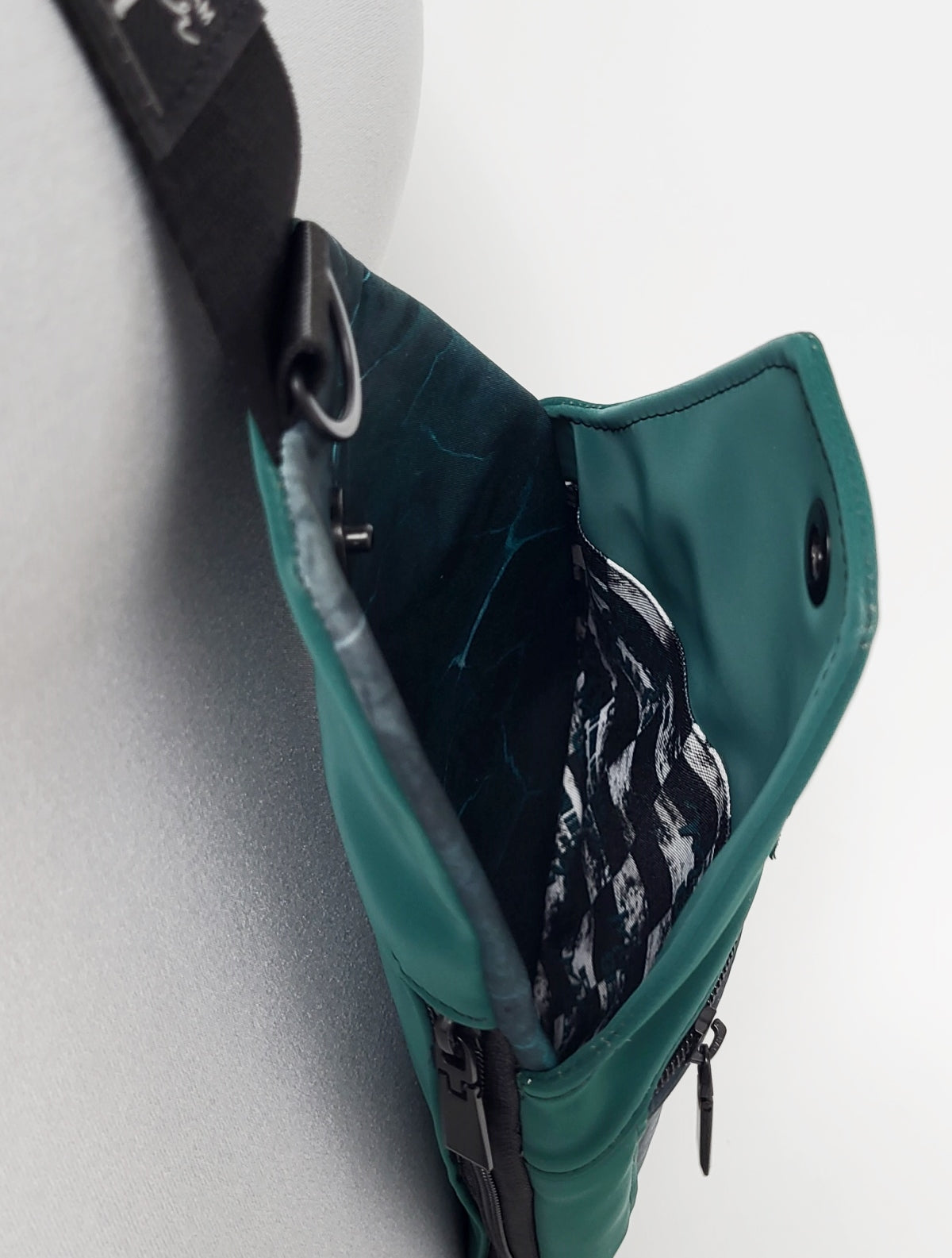 Slingbag Fielder ROGUE aus Softshell und Kunstleder