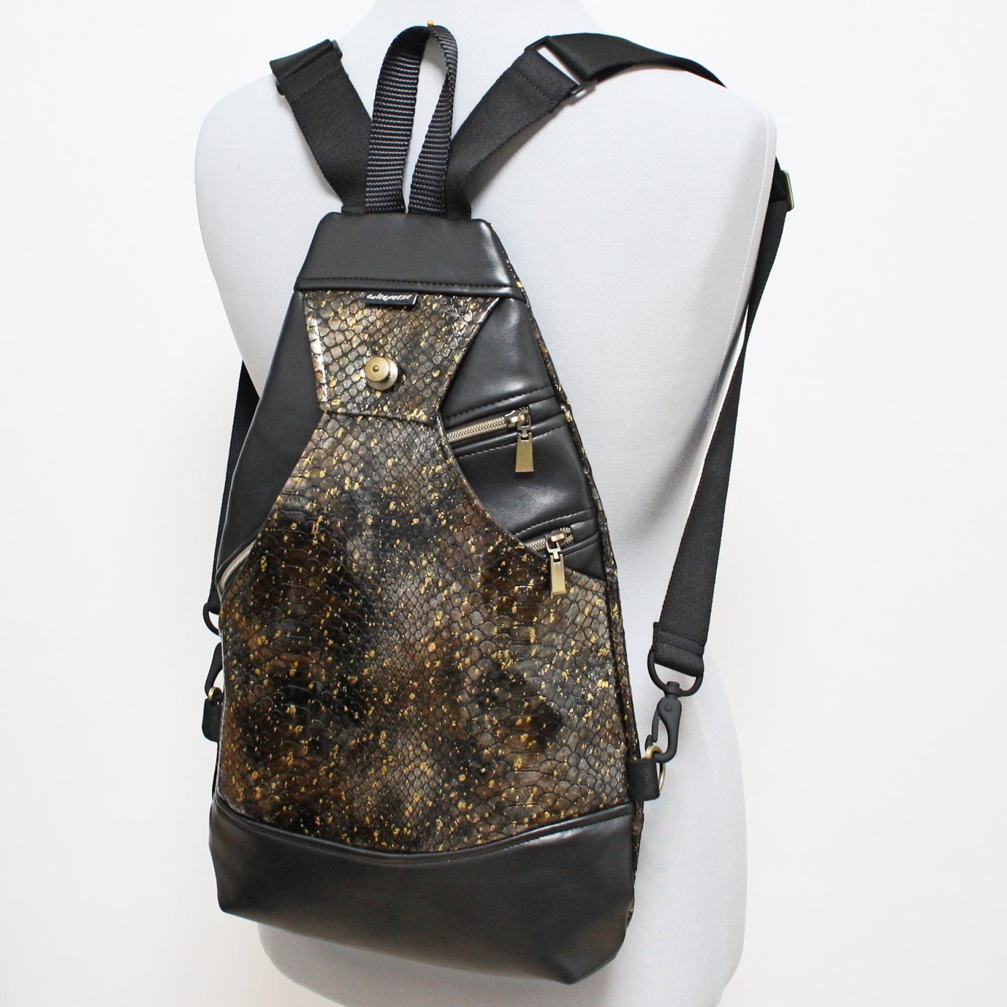 SlingBag Malea Rucksack PYTHON EARTH aus Kunstleder
