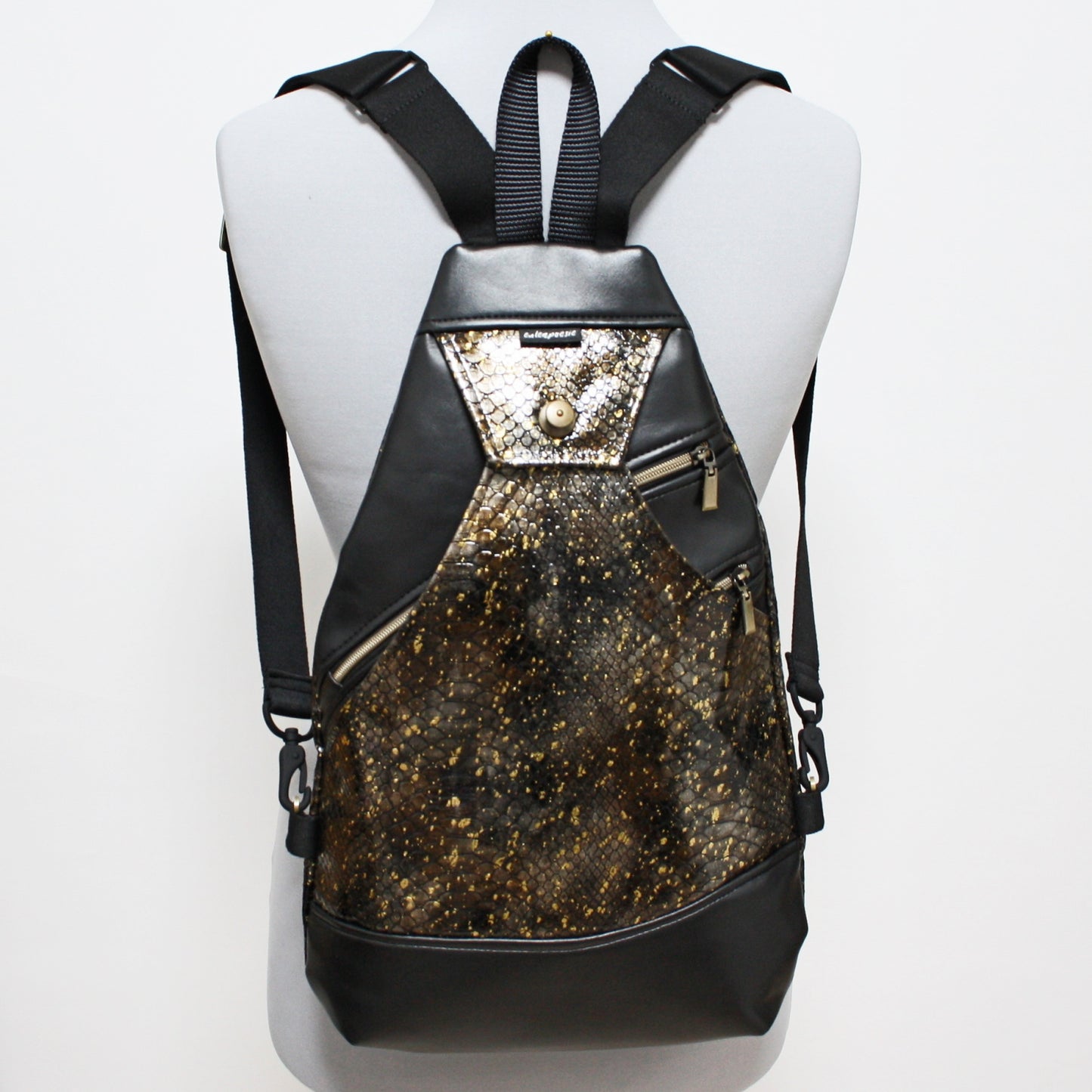 SlingBag Malea Rucksack PYTHON EARTH aus Kunstleder