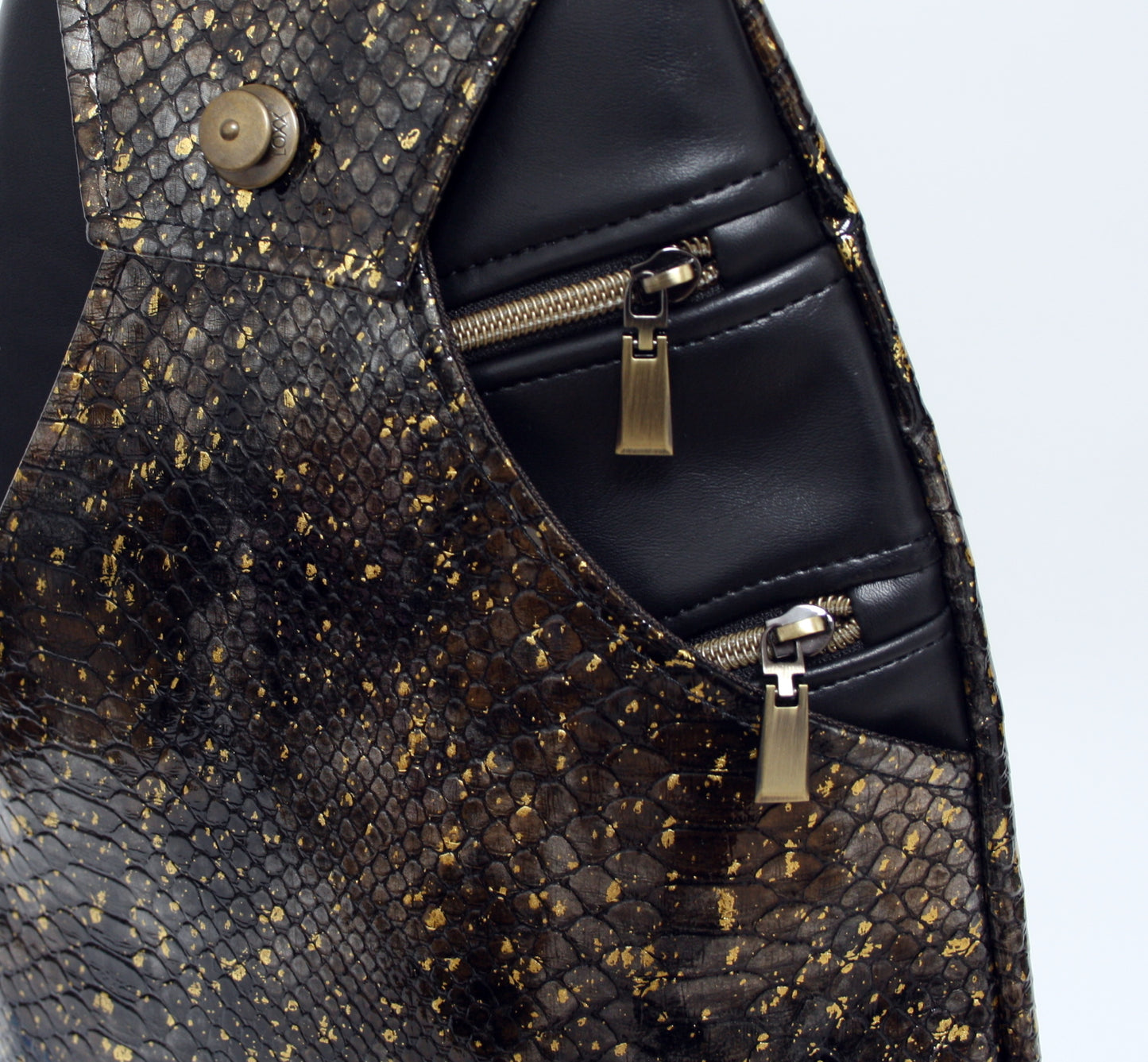 SlingBag Malea Rucksack PYTHON EARTH aus Kunstleder