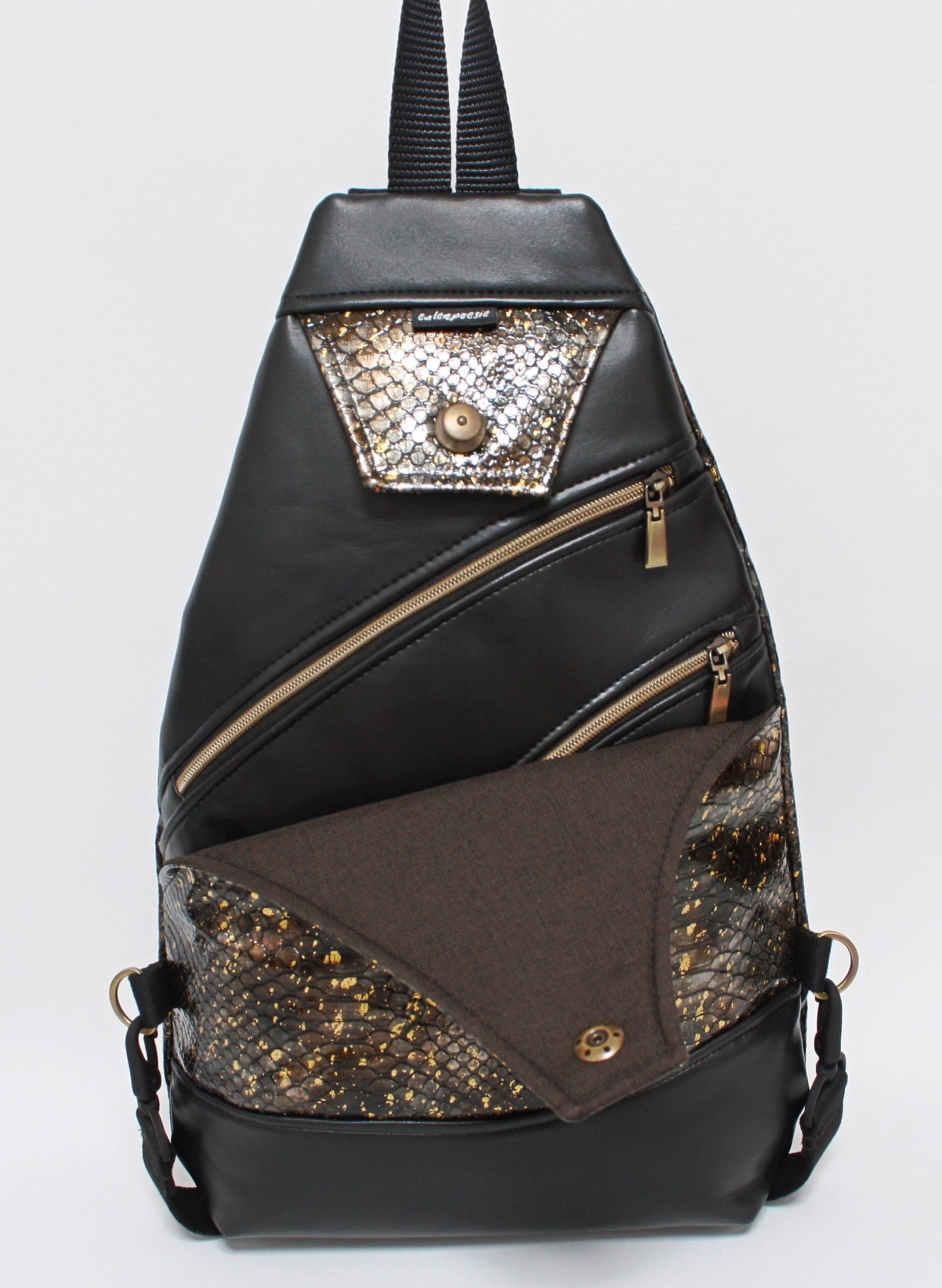SlingBag Malea Rucksack PYTHON EARTH aus Kunstleder