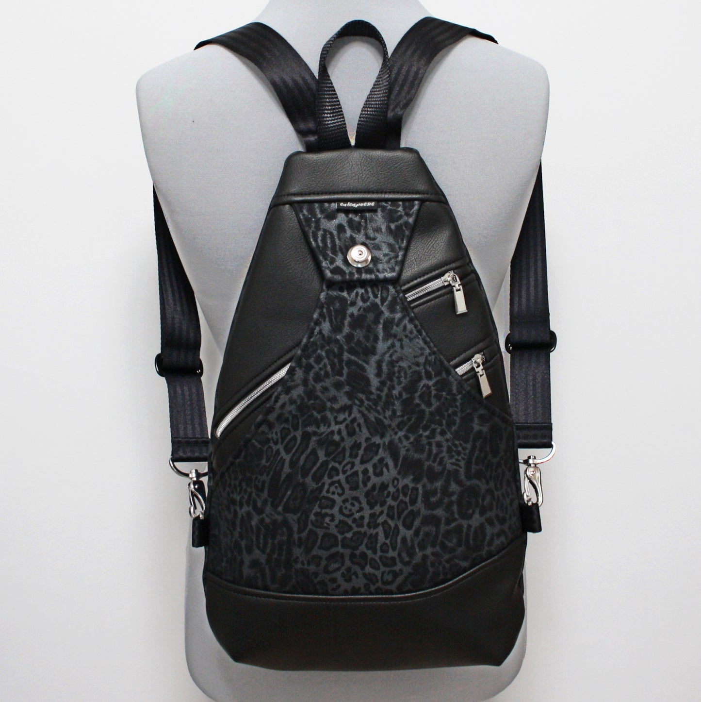 SlingBag Malea Rucksack LEOPARD Midnight aus Kunstleder