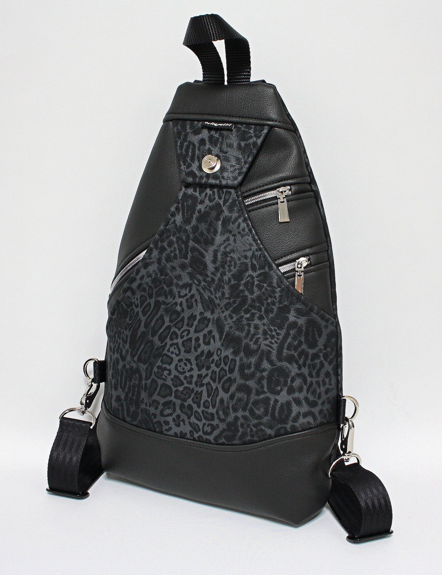 SlingBag Malea Rucksack LEOPARD Midnight aus Kunstleder