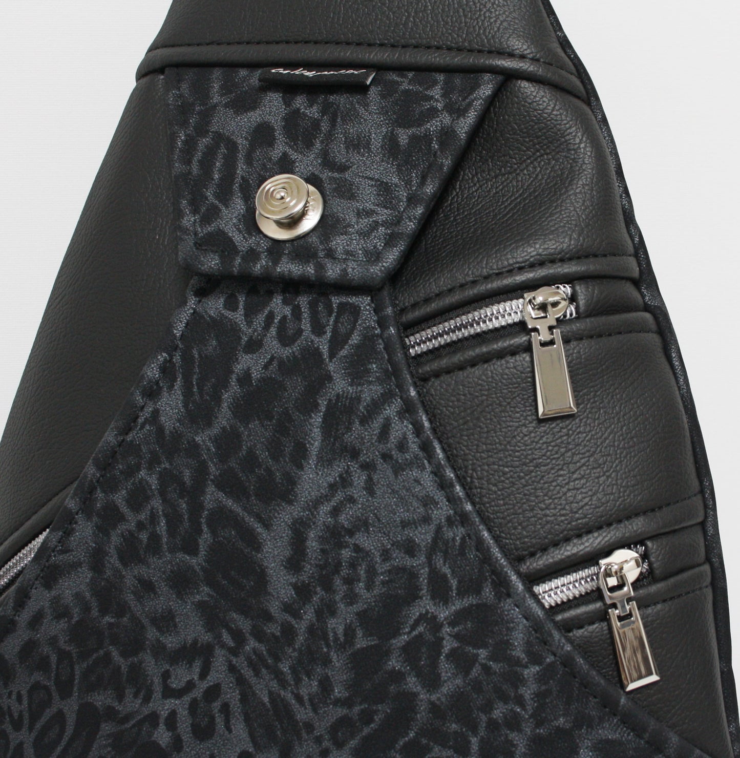 SlingBag Malea Rucksack LEOPARD Midnight aus Kunstleder