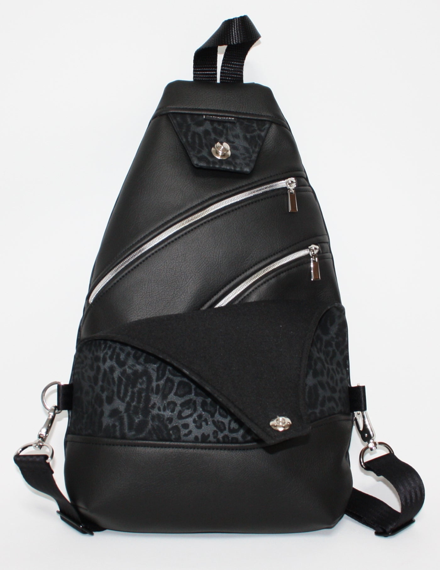 SlingBag Malea Rucksack LEOPARD Midnight aus Kunstleder